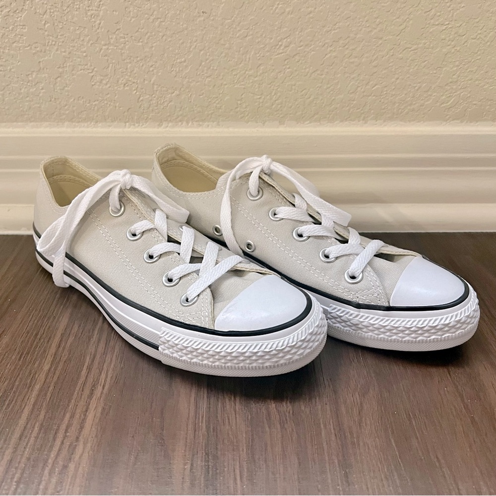 Beige/Tan/Khaki Converse Chuck Taylor Low-Tops (Only worn once)! Size 6
